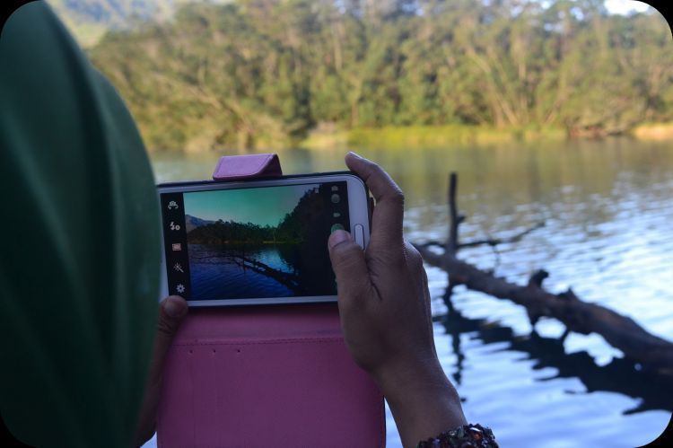 Perubahan warna di telaga warna yang menarik perhatian wisatawan