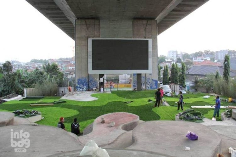 Taman Film di bawah flyover Pasupati