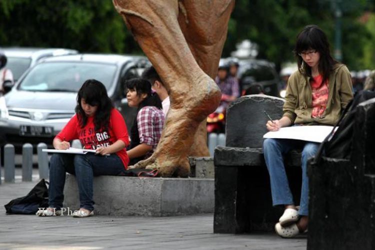 Mahasiswa arsitektur membuat sketsa bangunan.