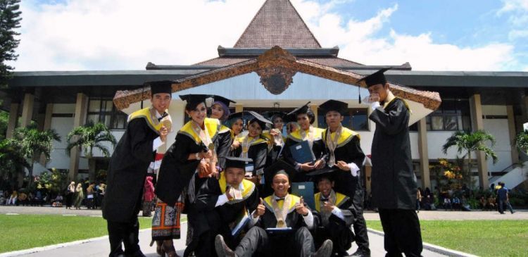 pas wisuda bisa injak rumput rektorat