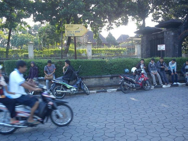 nongkrong di boulevard UNS