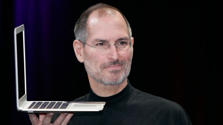 Steve Jobs dan Macbook, salah satu produk buatannya