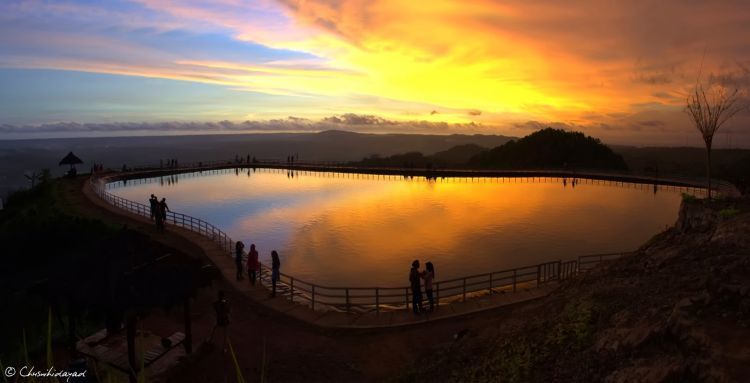 Senja di Embung Nglanggeran.