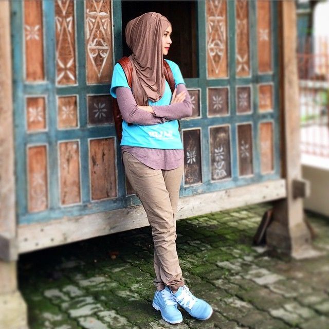 Kata siapa wanita berhijab nggak bisa kelihatan stylish saat backpacker-an?