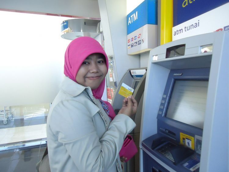 hindari sering2 memakai ATM bahkan kartu kredit