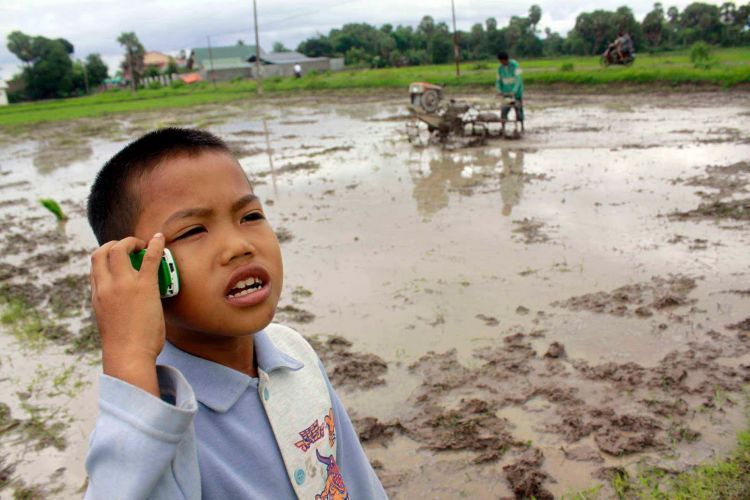 Halo? *tutup* Jemput ya *tutup* Di sawah *tutup*