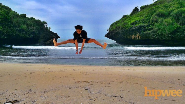 Signature jump dulu di Pantai Sedahan.