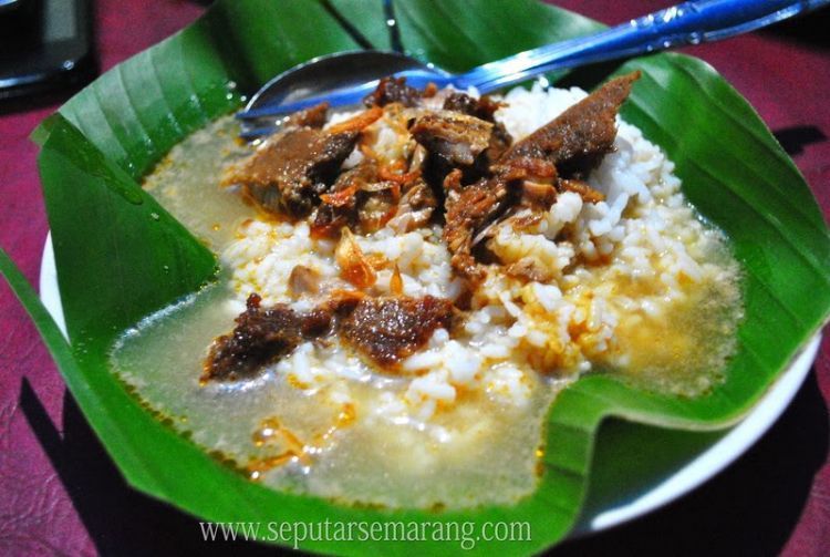 Nikmati nasi gandul di malam hari