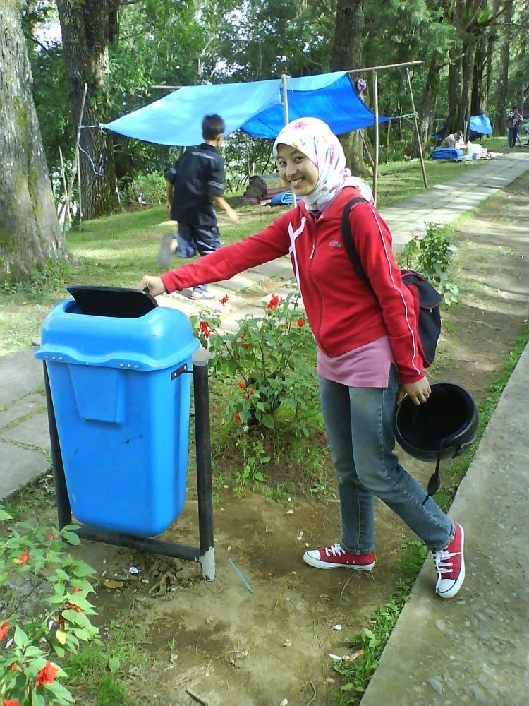 Kamu bisa mengurangi bencana dengan membuang sampah pada tempatnya