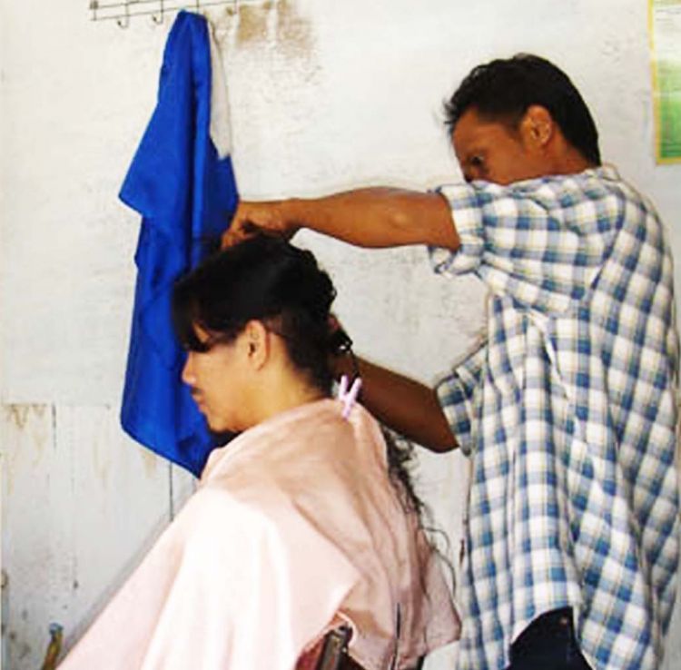 Rapikan rambut gondrongmu secara rutin