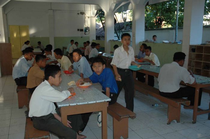 Dapur pesantren. Makan tahu sama sayur tempe? Ga masalah!