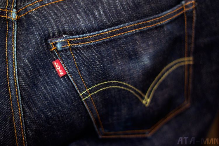 Sekilas saja kamu sudah tahu jeans apa yang dipakainya