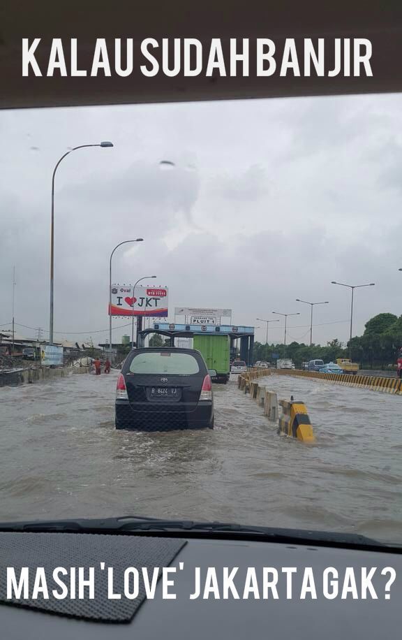 Kumpulan Meme #JakartaBanjir yang Membuktikan Bahwa Bencana Terasa Ringan Jika Ditanggapi Positif