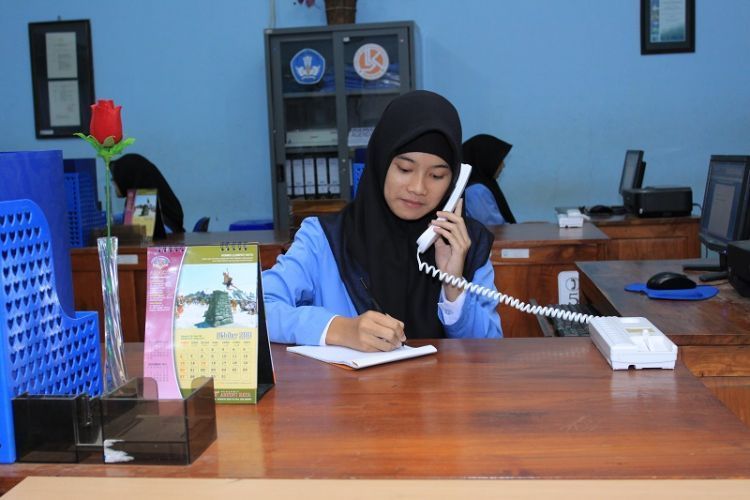 Mbak-mbak Front Office di Ruang Jurusan