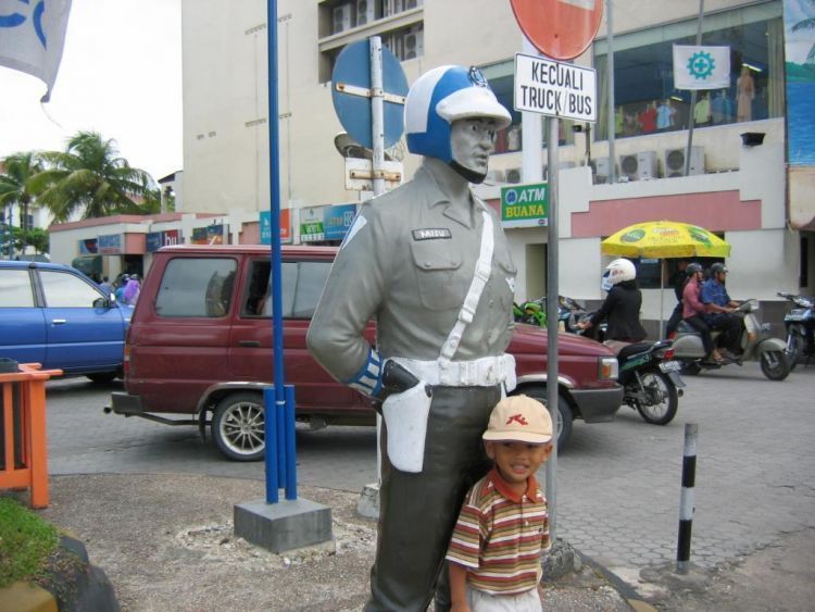 Barenga (patung) pak polisi