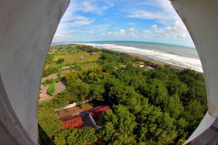 Pemandangan Pantai Pandansari dari atas mercusuar