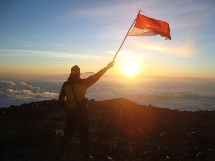 Alasan-Alasan Kenapa Kamu Harus Menjajal Mendaki Gunung 