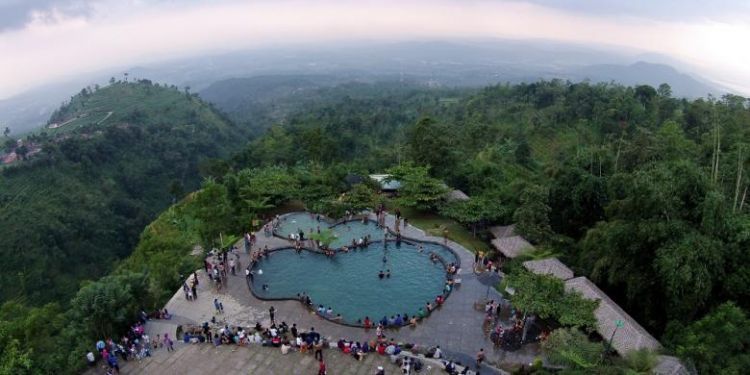 Berenang dengan pemandangan yang menakjubkan