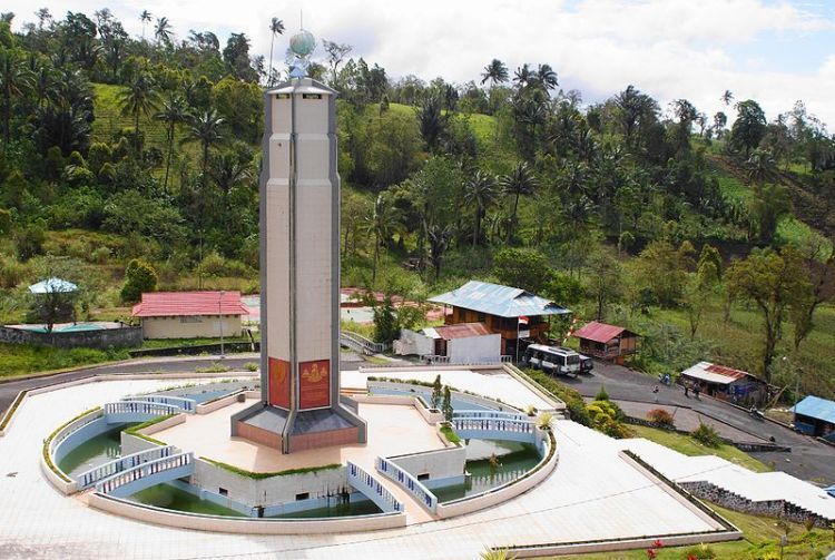 Bukit doa dengan menara 5 agama