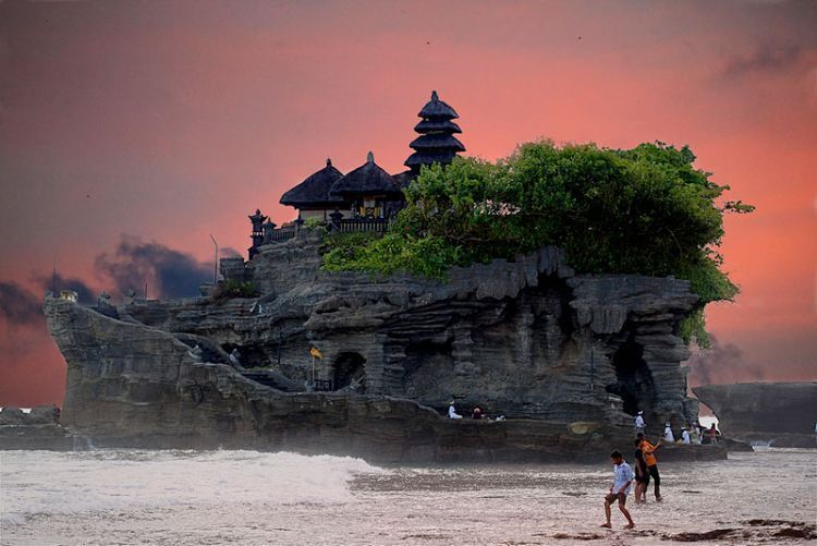 Tanah Lot dengan panorama yang indah