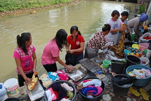 Demi solidaritas, mari mencuci bersama