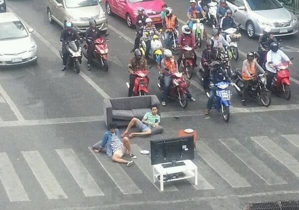 14 Hal Produktif yang Bisa Kamu Lakukan di Lampu Merah