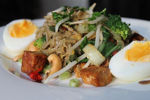 Makan siang cukup gado-gado