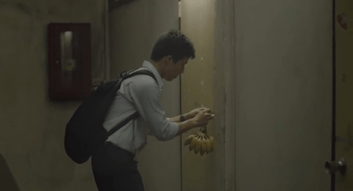 Pisang di depan pintu