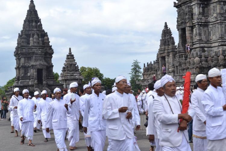 Prosesi Nyepi di Candi Prambanan