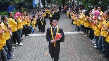 Berbagai Gejolak Rasa Yang Kamu Alami Saat Melihat Teman Satu Angkatan Wisuda