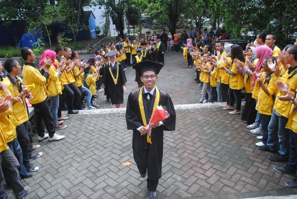 Berbagai Gejolak Rasa Yang Kamu Alami Saat Melihat Teman Satu Angkatan Wisuda