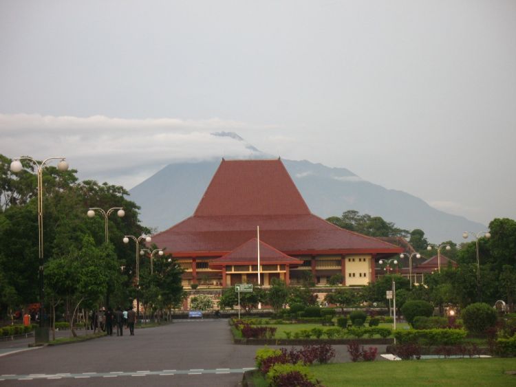 Nggak, kok. Cuma perlu liat Gunung Merapi