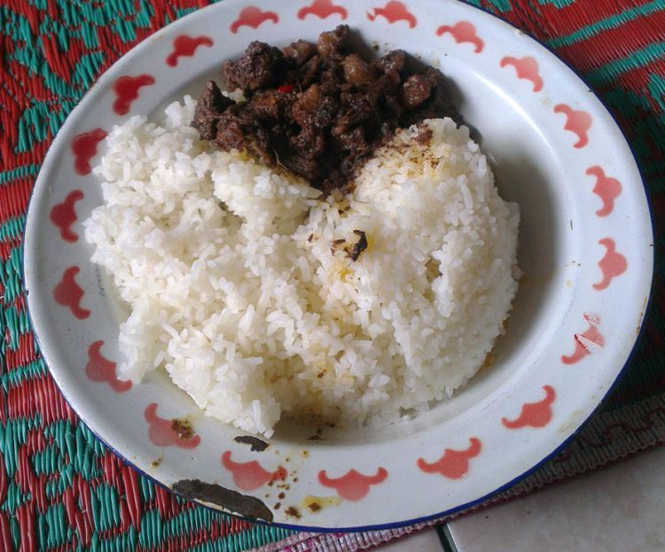 Saksang babi dengan nasi putih