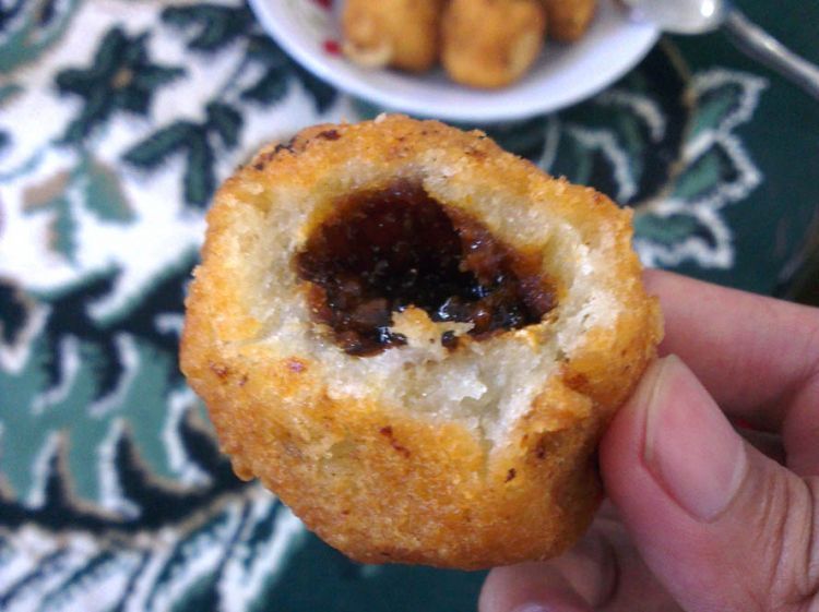 Kue goreng gadong yang masih panas