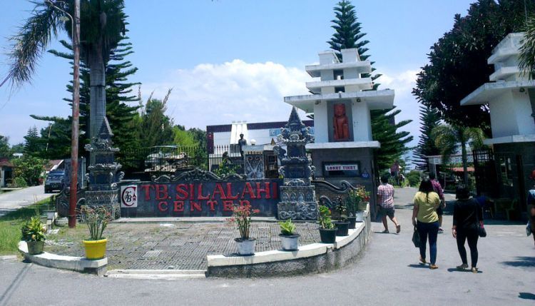 Pintu masuk TB Silalahi Center