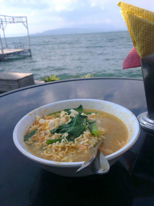 Makan indomie di pinggir Toba