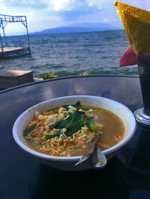 Makan di tepian Toba.