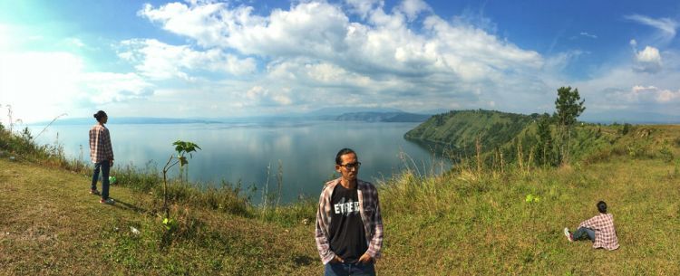 Pemandangan Danau Toba dari atas Bukit Tarabunga