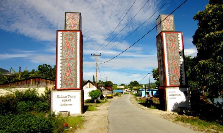 Gapura menuju Lumban Silintong