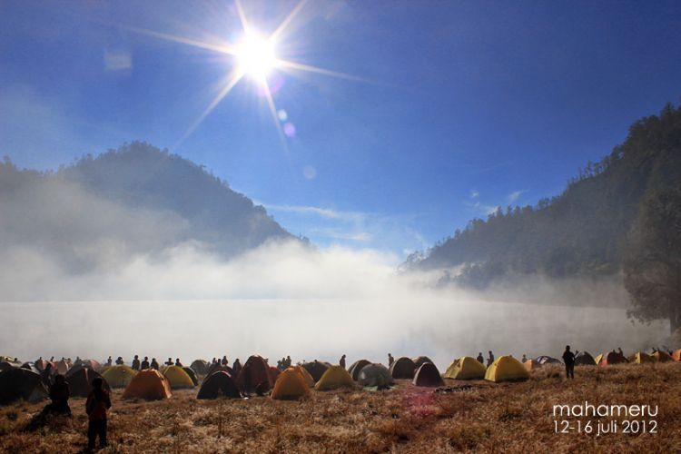 Kabut seakan bekerjasam mengelilingi tenda (Kredit foto: Maharsi Wahyu