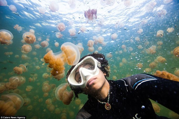 Underwater selfie