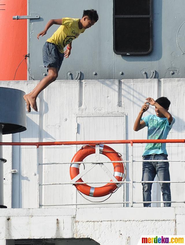 Bocah penangkap koin di kapal feri