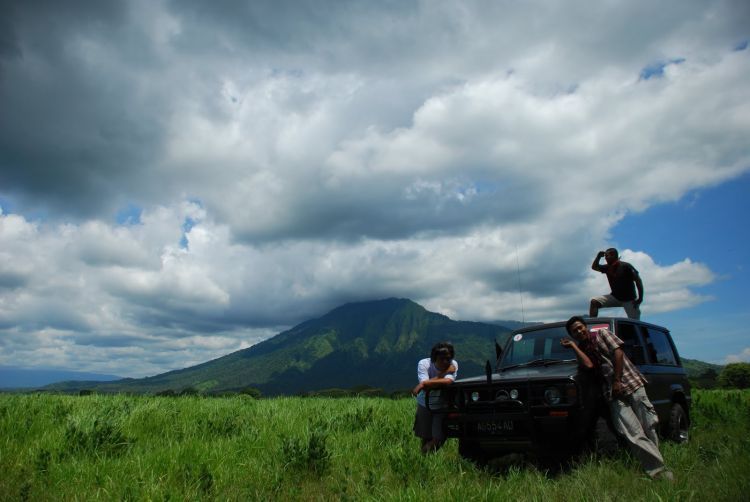 Offroad sambil selfie di hutan savana Baluran.