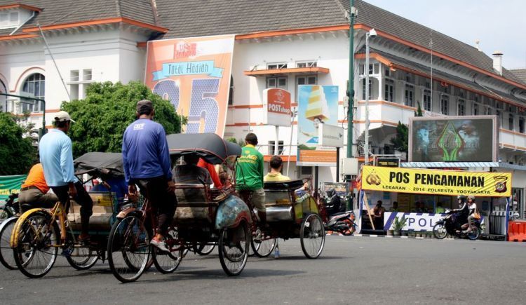 Becak, satu-satunya kendaraan umum yang jumlahnya banyak