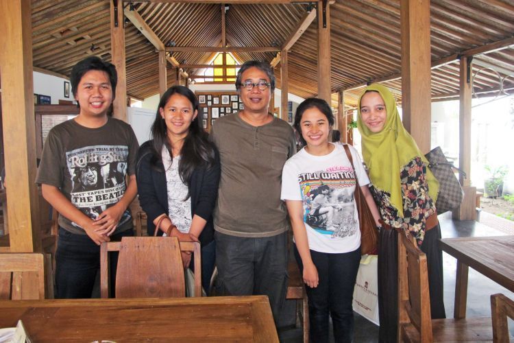 Butet Kartaredjasa berfoto bersama di Warung Bu Ageng. 