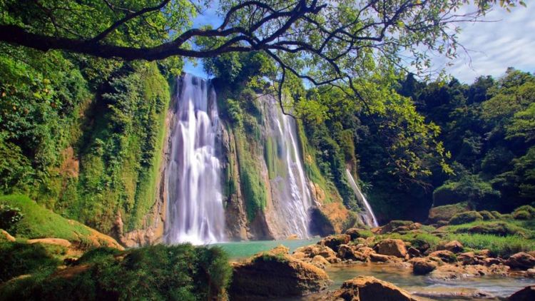 15 Destinasi Air Terjun yang Harus Kamu Kunjungi di Seluruh Indonesia