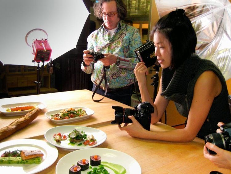 Food photographer punya sense yang baik dalam menata masakan.