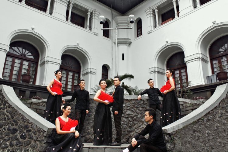 Foto prewedding di depan gedung sate