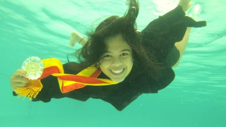 9 Pose dan Tema yang Bisa Membuat Foto Wisudamu Beda dari Biasa