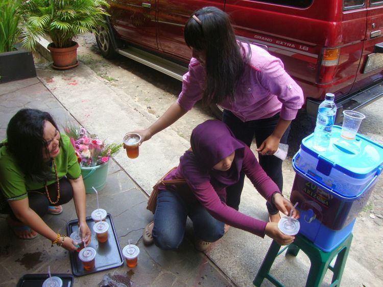 Jualan es teh dengan kemasan gelas yang rapi. Biar enak di kamu yang bawa dan di mereka-mereka yang minum.